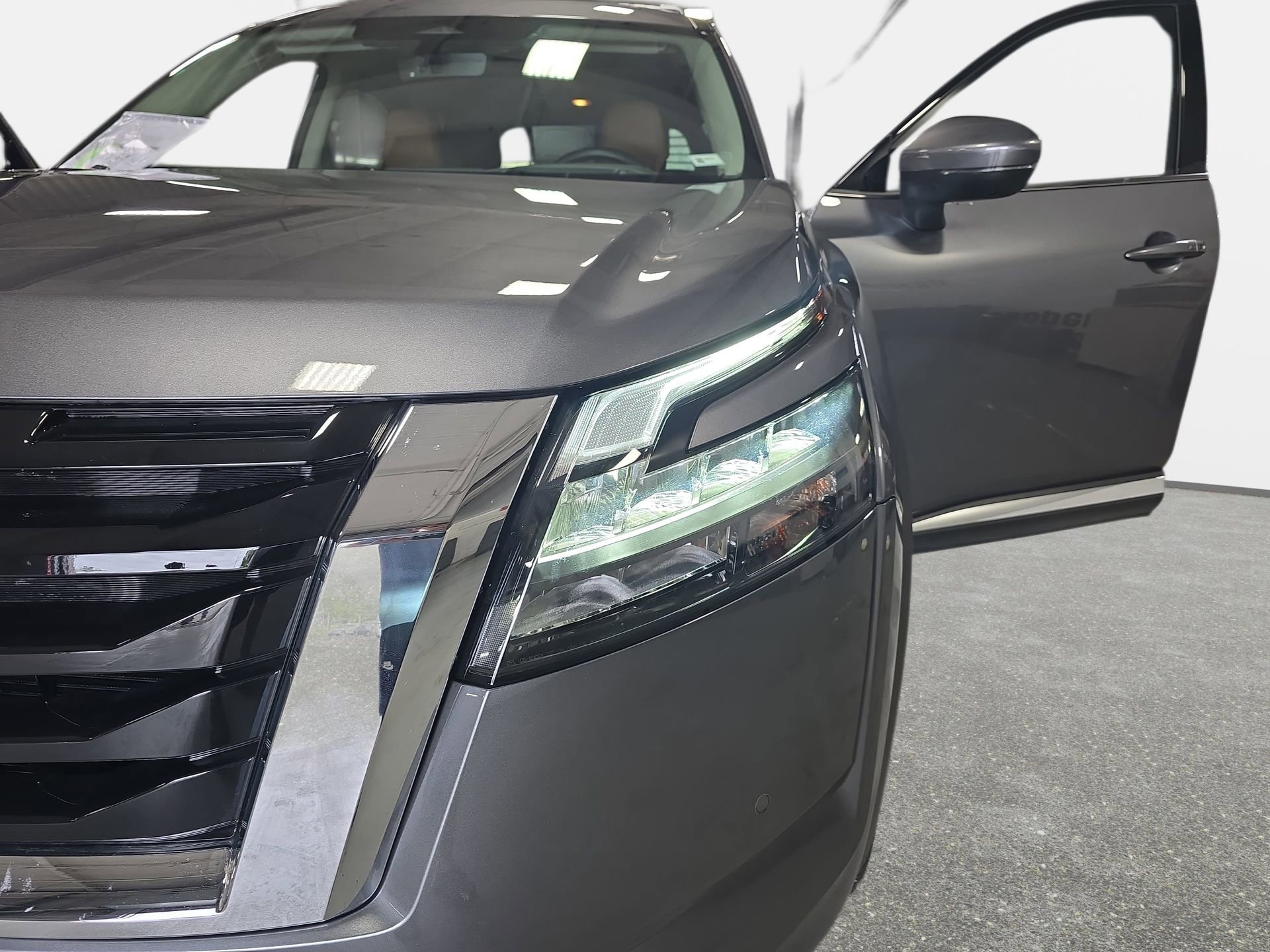 Used 2025 Nissan Pathfinder Platinum FWD image 30