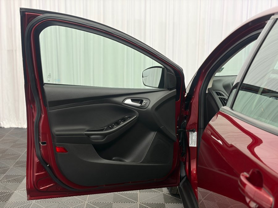 Used 2017 Ford Focus SE w/ Cold Weather Package FWD image 11