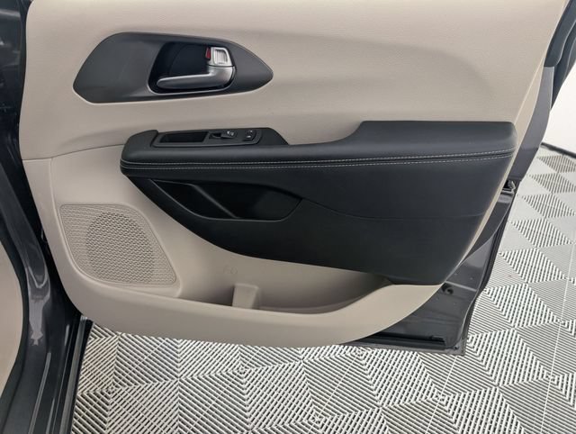 Used 2022 Chrysler Pacifica Touring-L FWD image 33