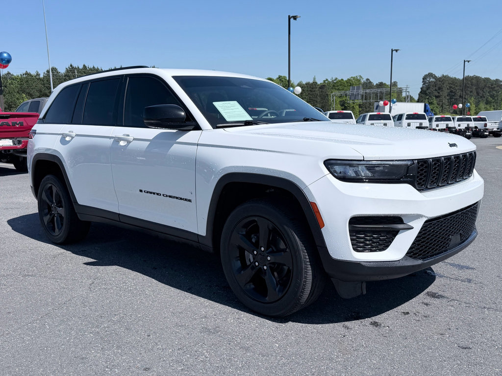 Used 2023 Jeep Grand Cherokee Altitude RWD image 2
