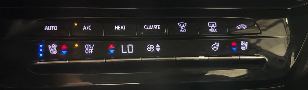 Used 2022 Chevrolet Bolt EUV LT w/ Convenience Package FWD image 20
