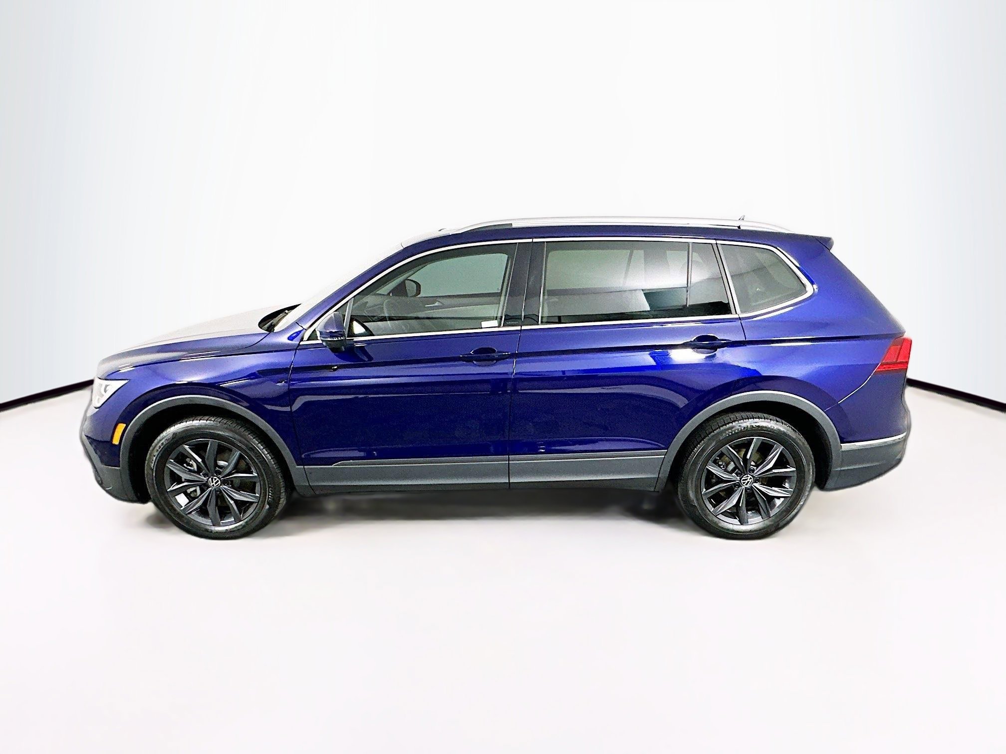 Used 2022 Volkswagen Tiguan SE w/ Panoramic Sunroof Package FWD image 4