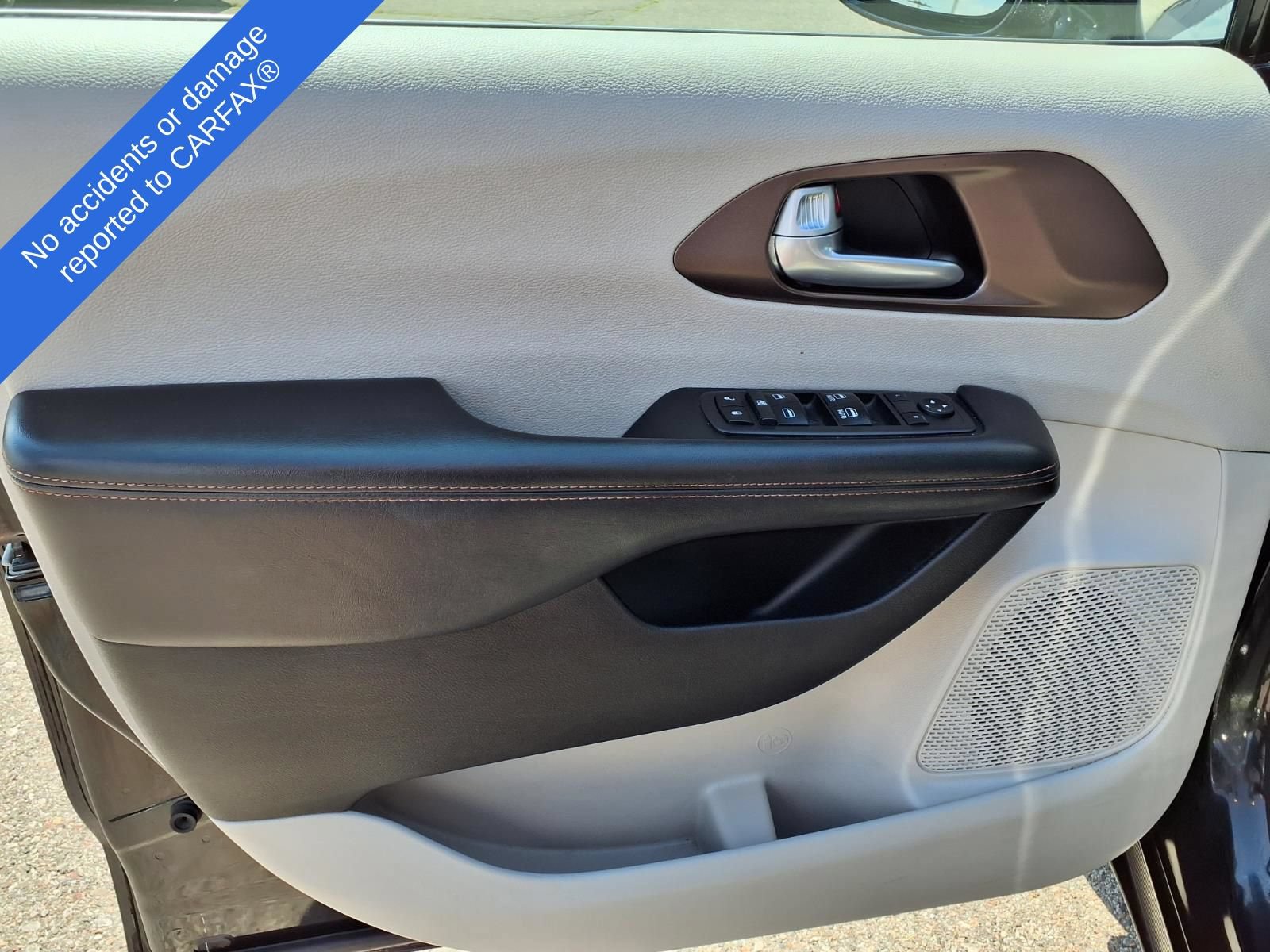 Used 2018 Chrysler Pacifica Touring-L FWD image 16