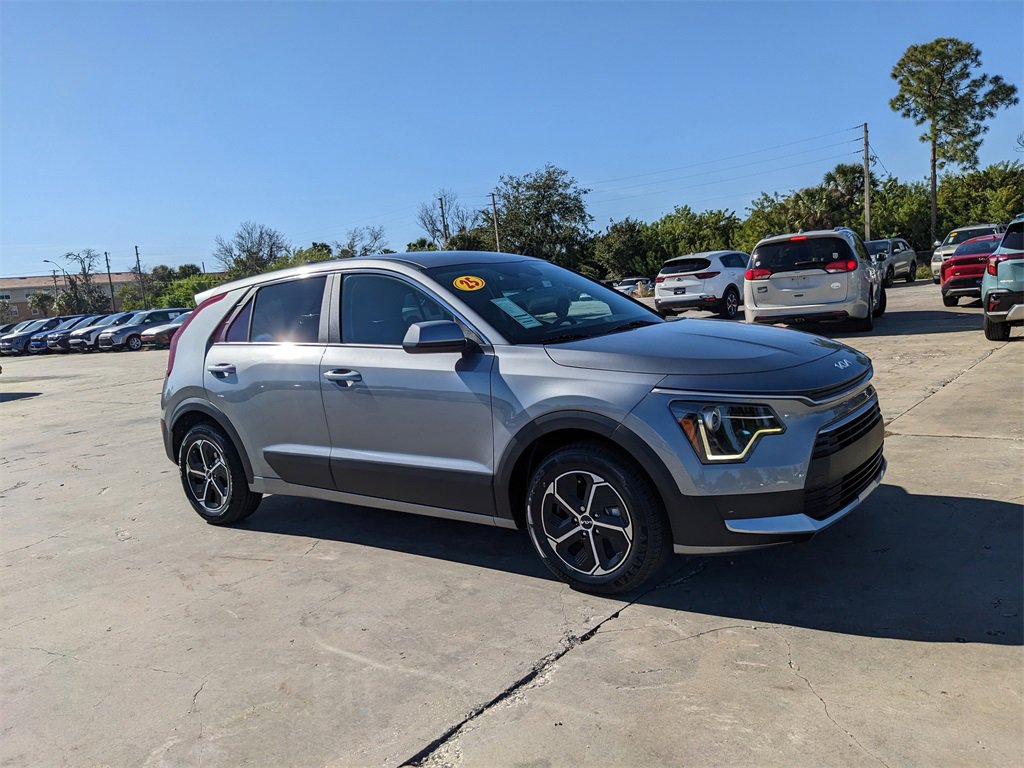 Used 2025 Kia Niro LX image 2