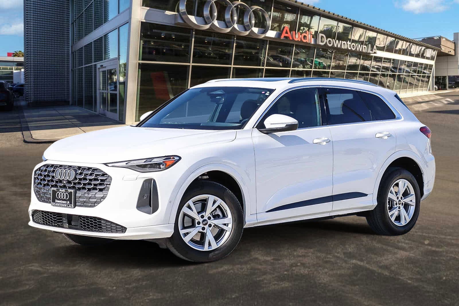 Used 2025 Audi Q5 Premium w/ Convenience Package image 1