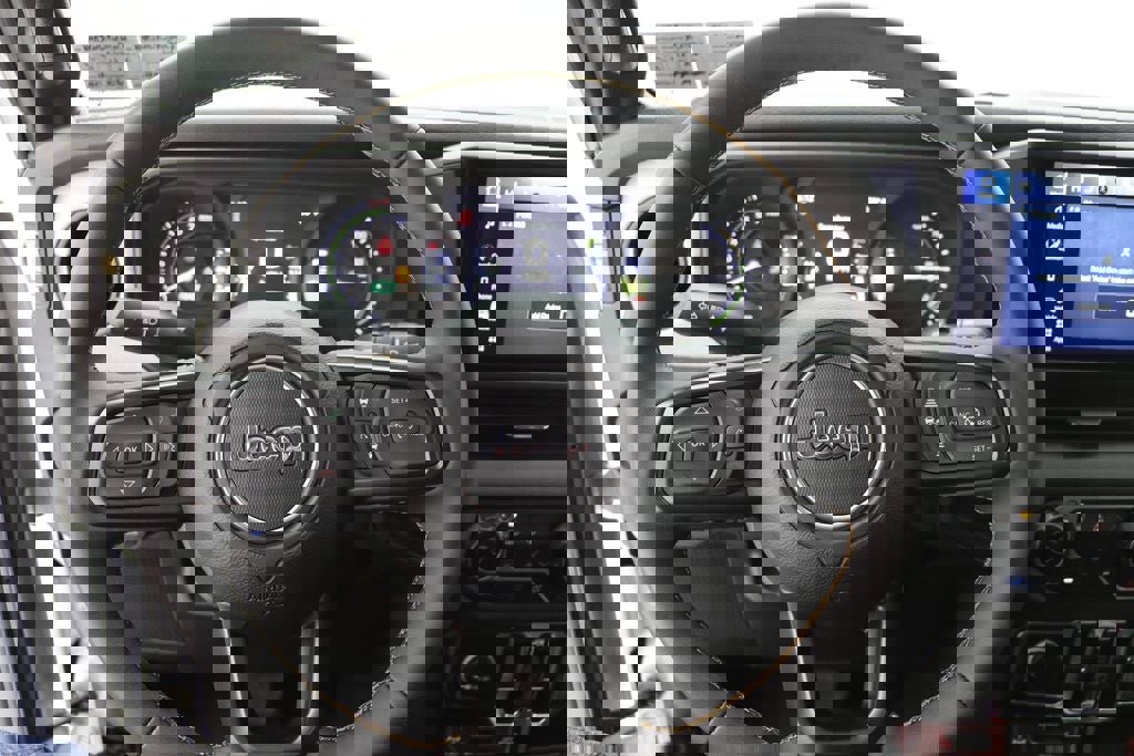 Used 2024 Jeep Wrangler Unlimited image 17