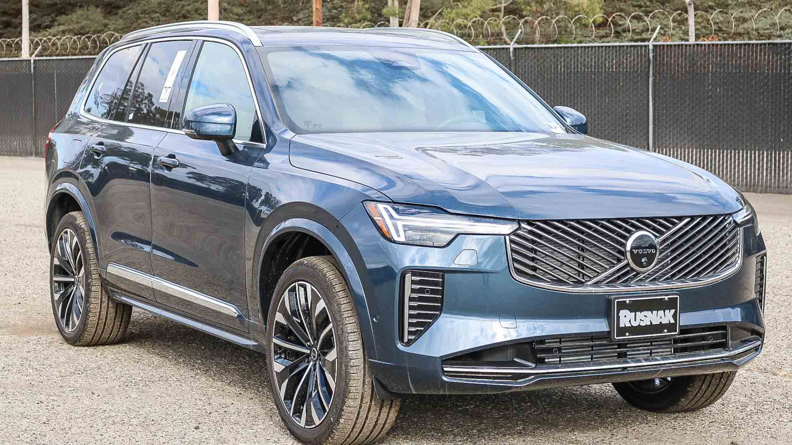 New 2026 Volvo XC90 T8 Plus AWD/4WD image 3