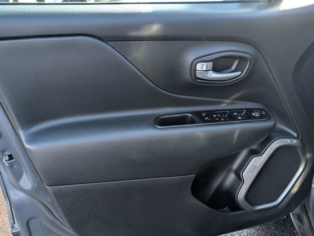 Used 2023 Jeep Renegade Limited image 22