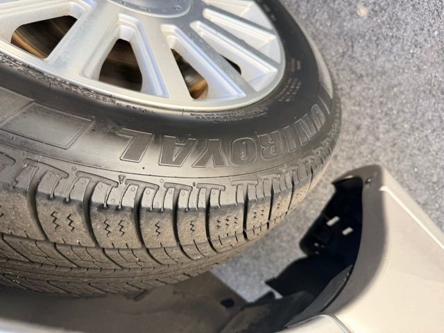 Used 2003 Lincoln Town Car Signature image 13