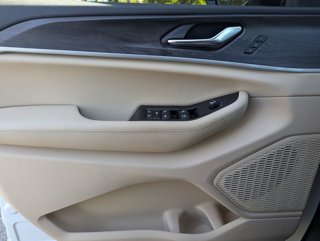 Used 2025 Jeep Grand Cherokee Limited image 24