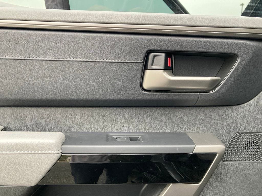 Used 2025 Toyota Tundra Limited AWD/4WD image 11