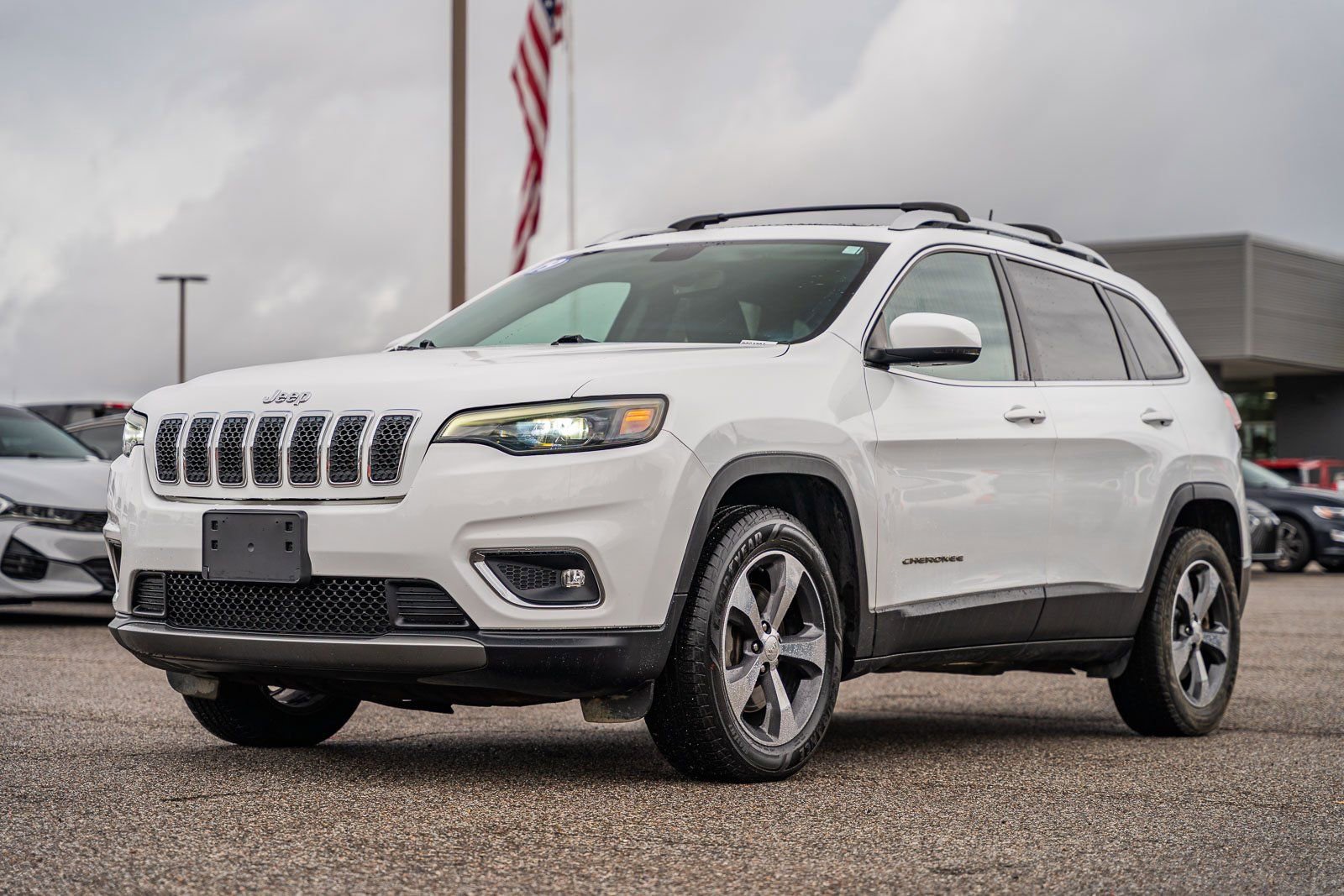 Used 2019 Jeep Cherokee Limited image 3