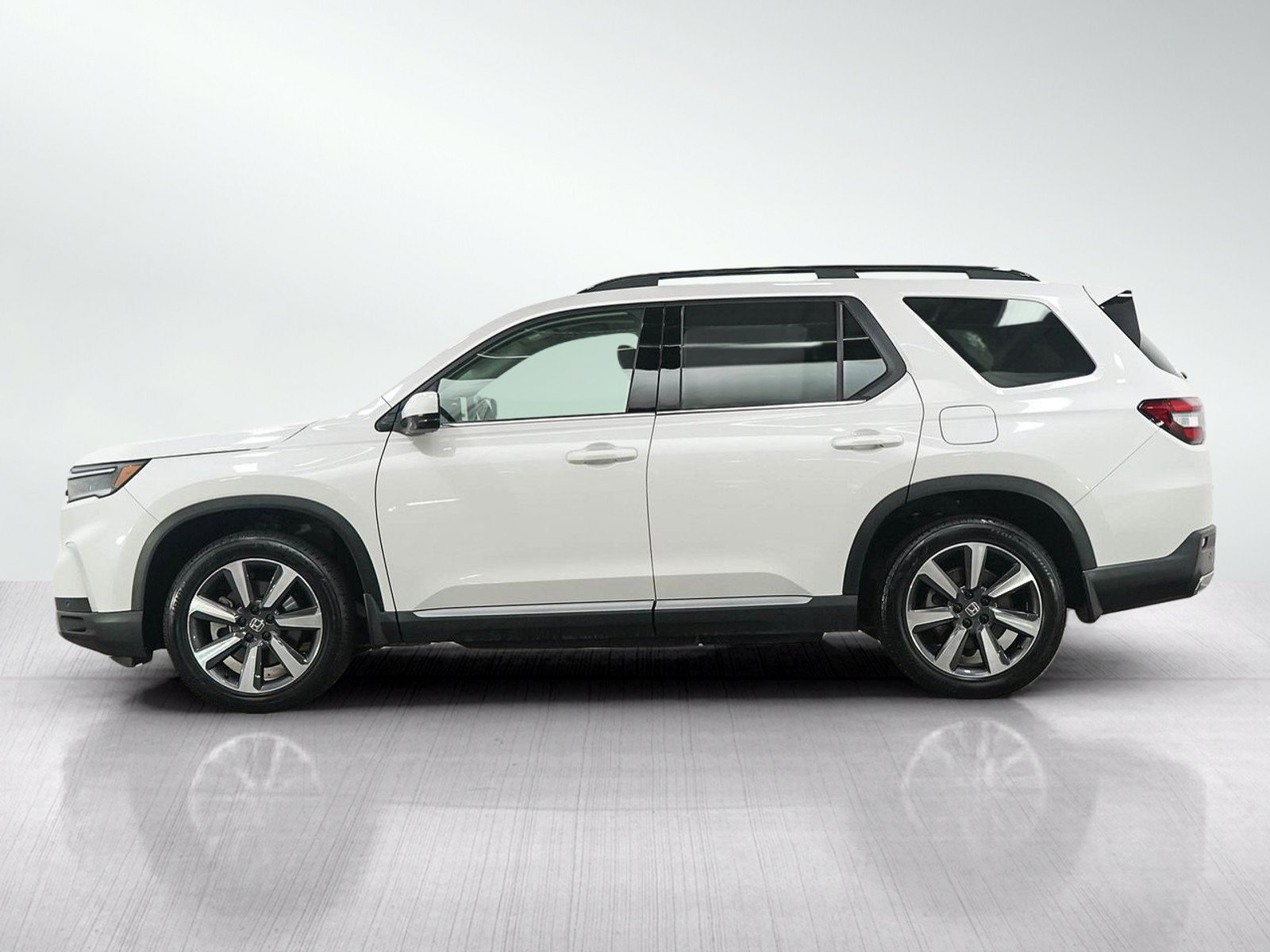 Used 2025 Honda Pilot Touring image 2
