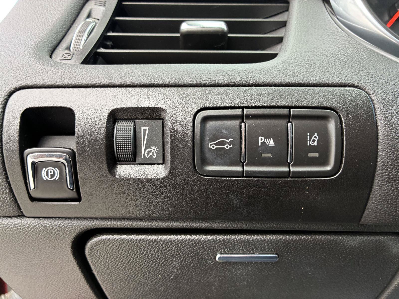 Used 2016 Chevrolet Impala LTZ w/ Enhanced Convenience Package FWD image 25