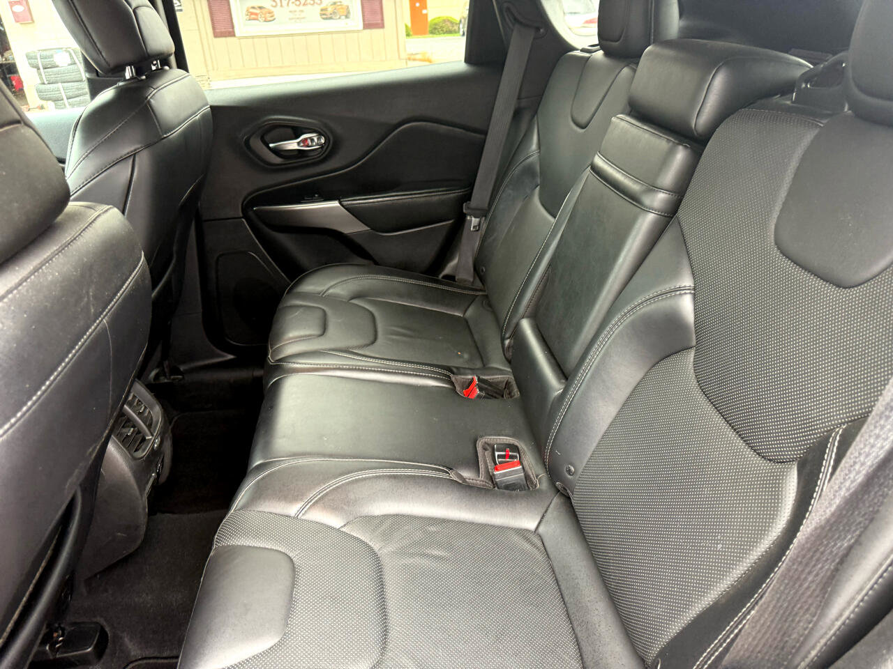 Used 2019 Jeep Cherokee Limited image 37