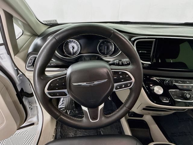 Used 2024 Chrysler Pacifica Touring-L FWD image 11