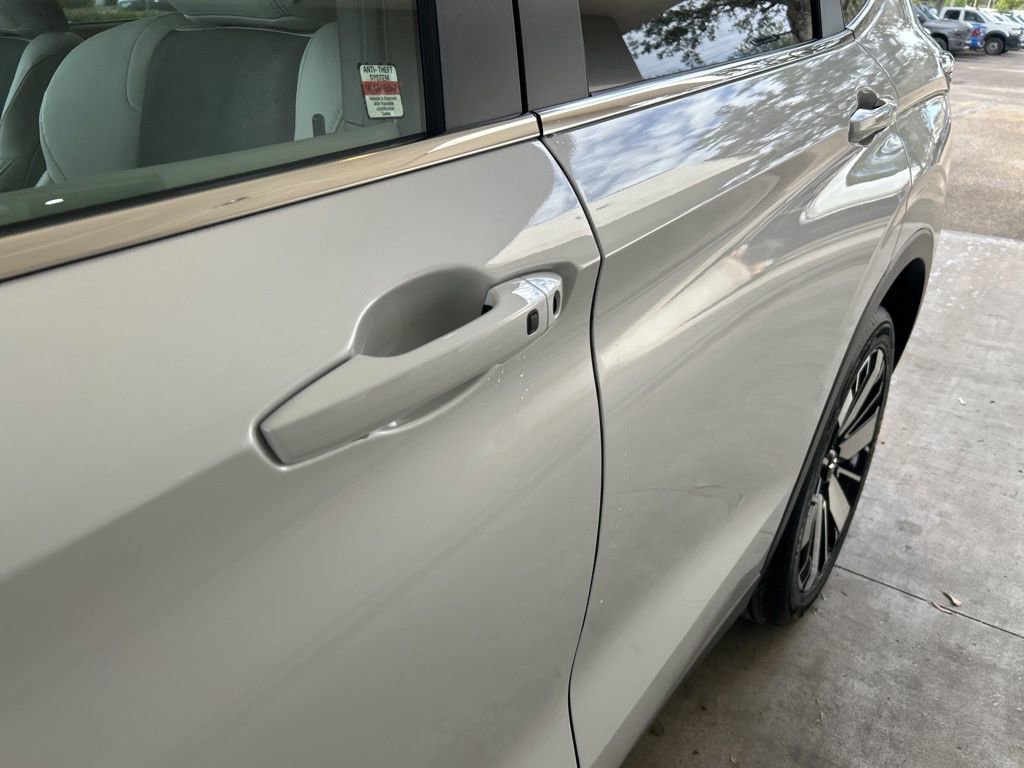 New 2026 Mitsubishi Outlander SE image 15