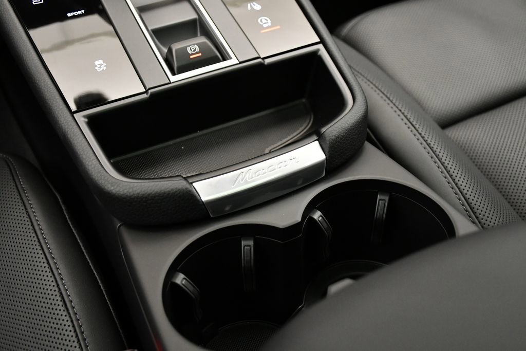 Used 2025 Porsche Macan image 33