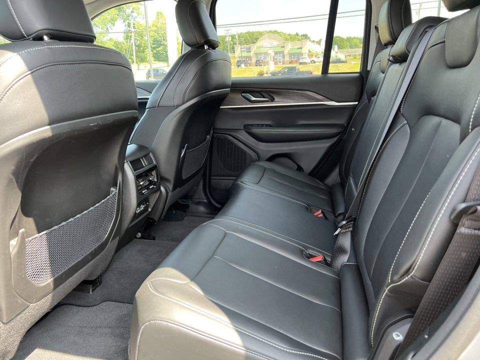 Used 2023 Jeep Grand Cherokee Limited AWD/4WD image 4