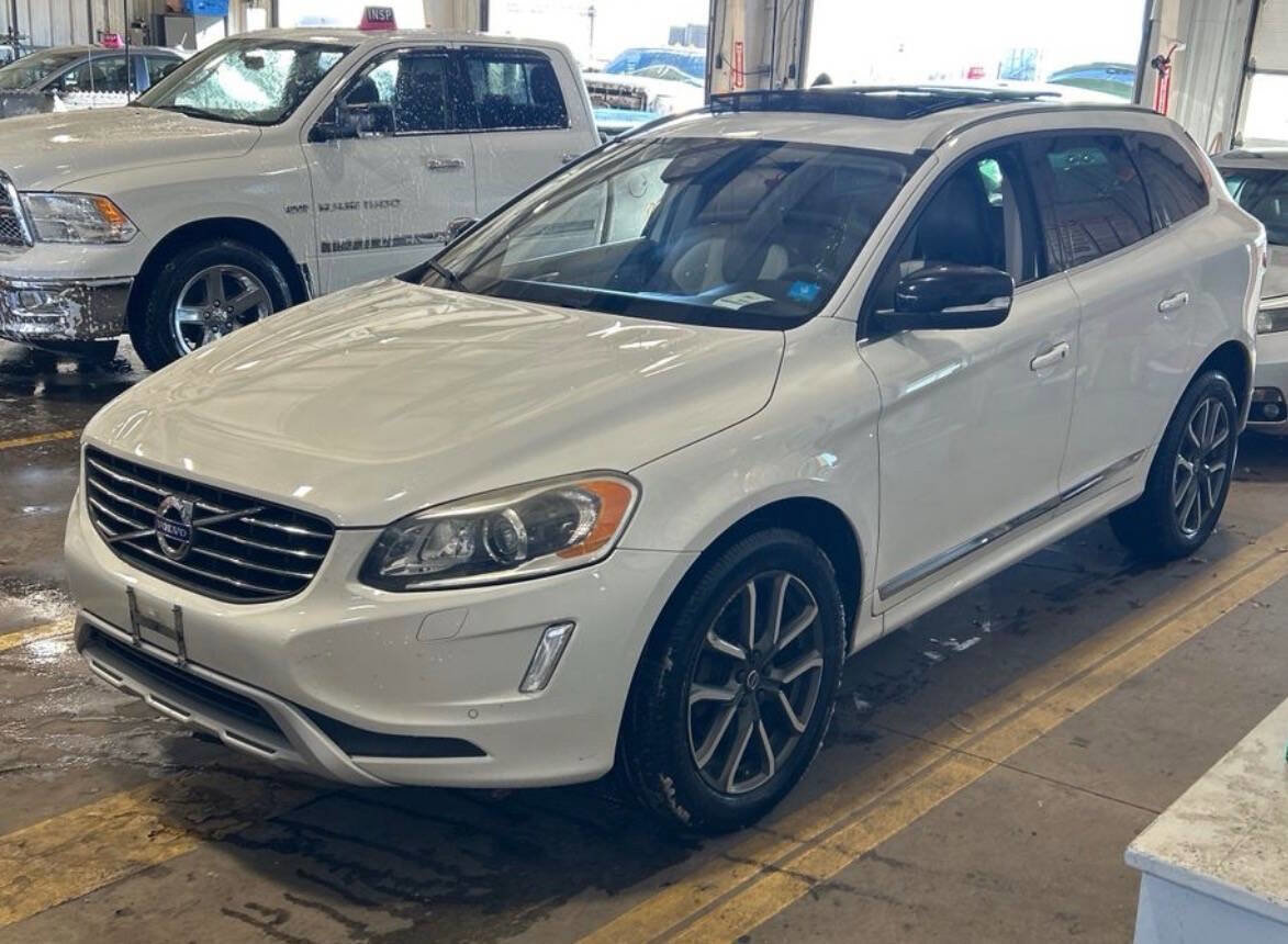 Used 2017 Volvo XC60 T6 Dynamic w/ Preferred Option Package AWD/4WD image 3