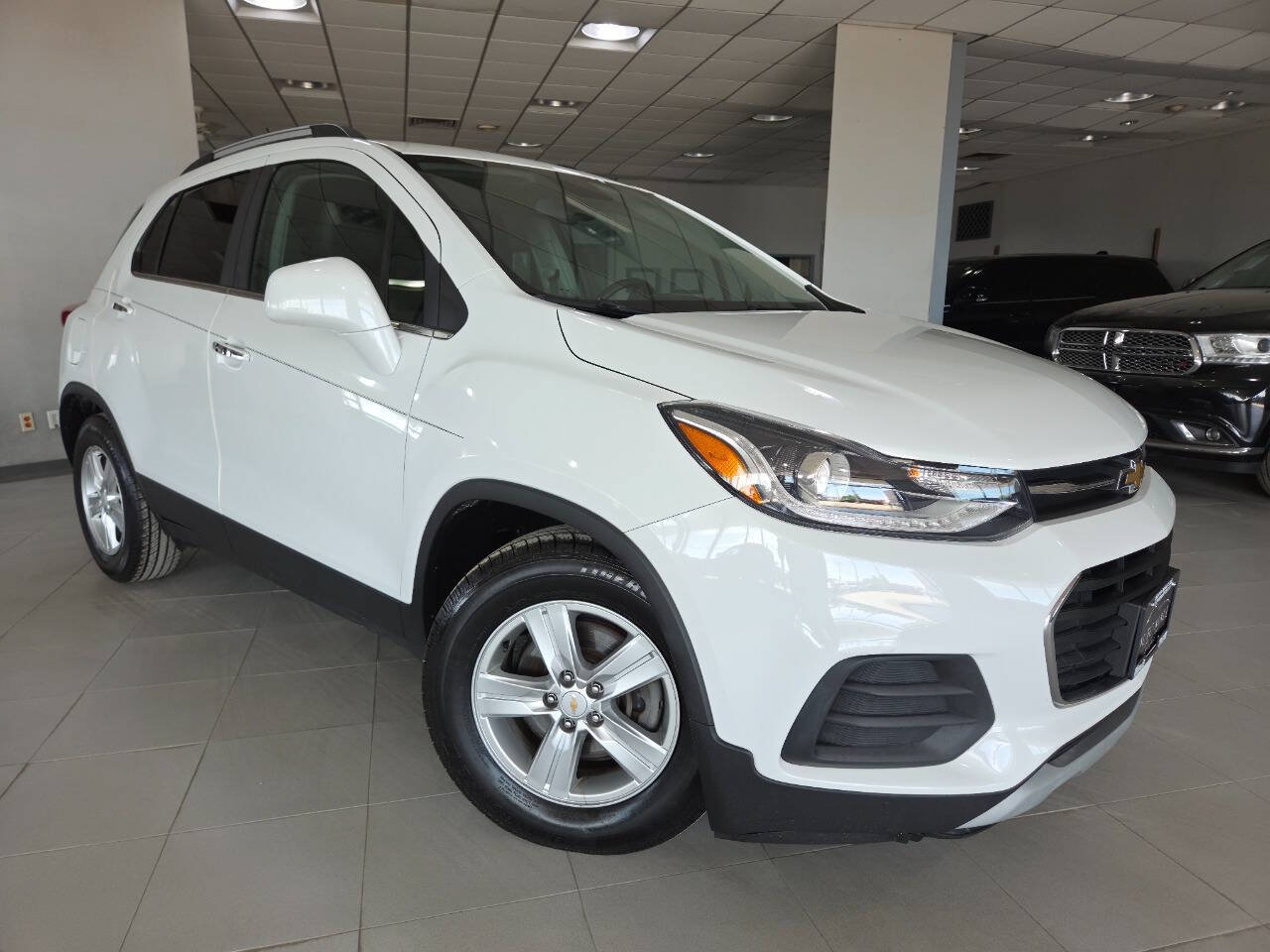 Used 2019 Chevrolet Trax LT w/ LT Convenience Package FWD image 1