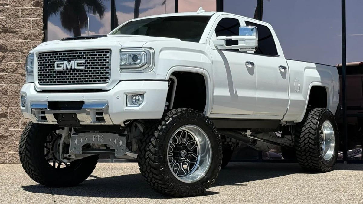 Used 2017 GMC Sierra 3500 Denali w/ Duramax Plus Package AWD/4WD image 2