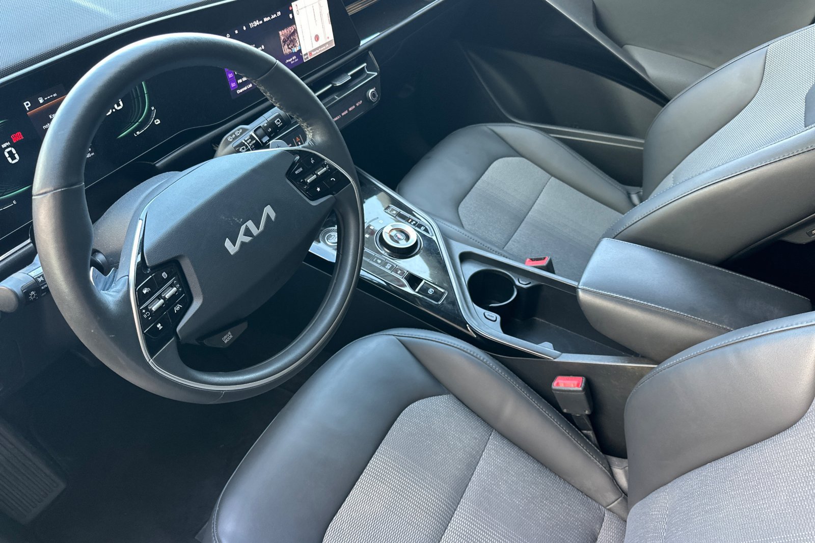 Used 2023 Kia Niro EX w/ EX Cold Weather Package FWD image 9