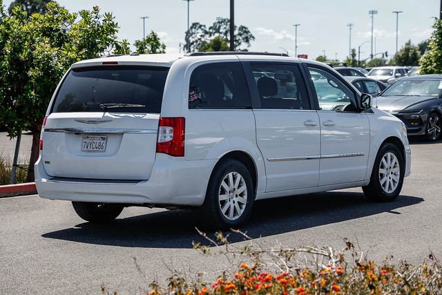 Used 2016 Chrysler Town & Country Touring FWD image 5