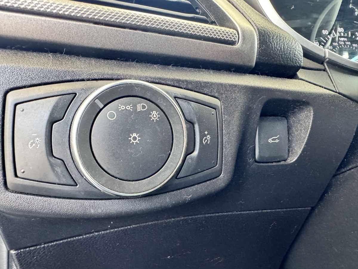 Used 2017 Ford Fusion SE w/ Fusion SE Technology Package FWD image 37