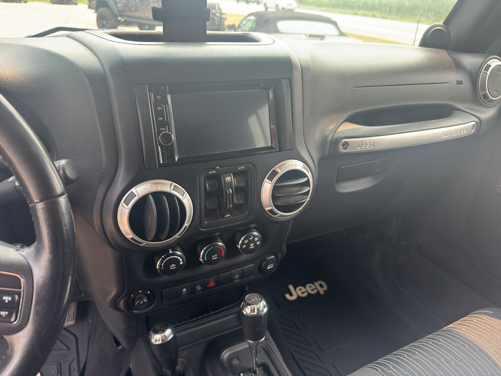 Used 2011 Jeep Wrangler Unlimited Rubicon w/ Connectivity Group AWD/4WD image 29