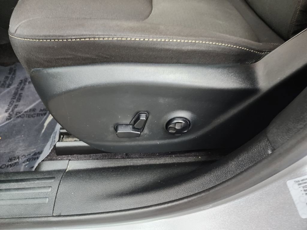 Used 2017 Jeep Cherokee Latitude w/ Cold Weather Group AWD/4WD image 13