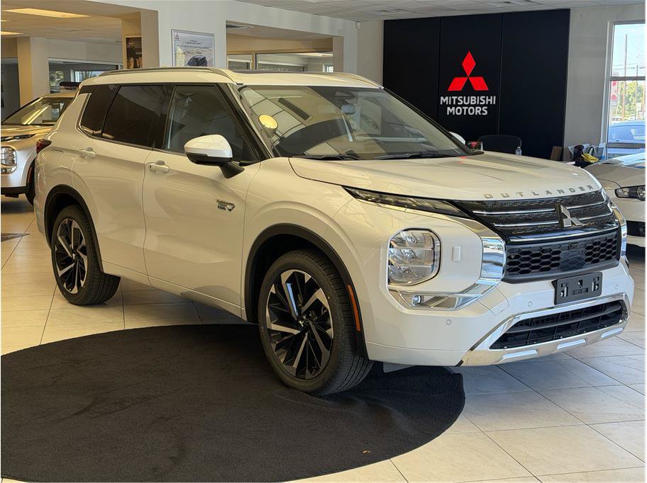Used 2025 Mitsubishi Outlander 4WD Plug-In Hybrid image 3