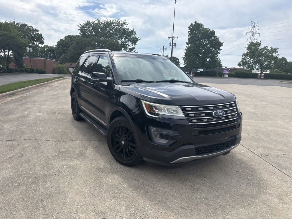Used 2017 Ford Explorer XLT w/ Equipment Group 202A AWD/4WD image 7