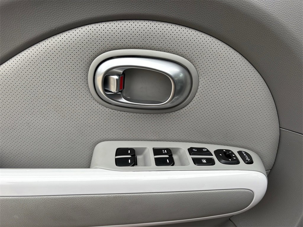 Used 2017 Kia Soul EV + w/ Sun & Fun Package image 11