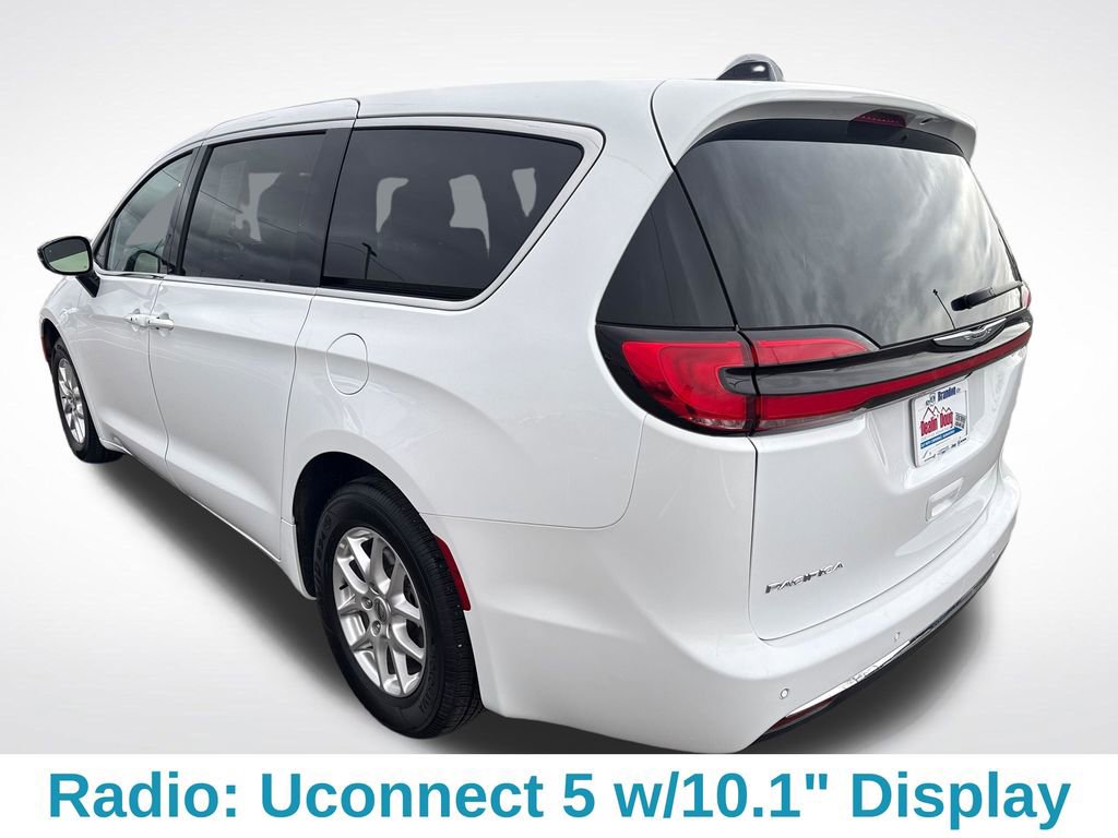 Used 2024 Chrysler Pacifica Touring image 4