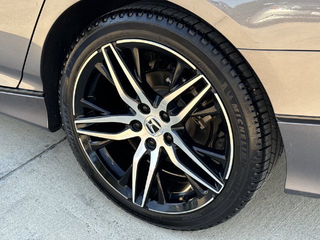 Used 2021 Honda Accord Touring image 12
