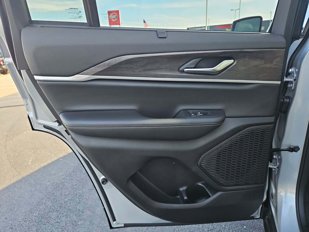 New 2025 Jeep Grand Cherokee Limited w/ Luxury Tech Group II image 14