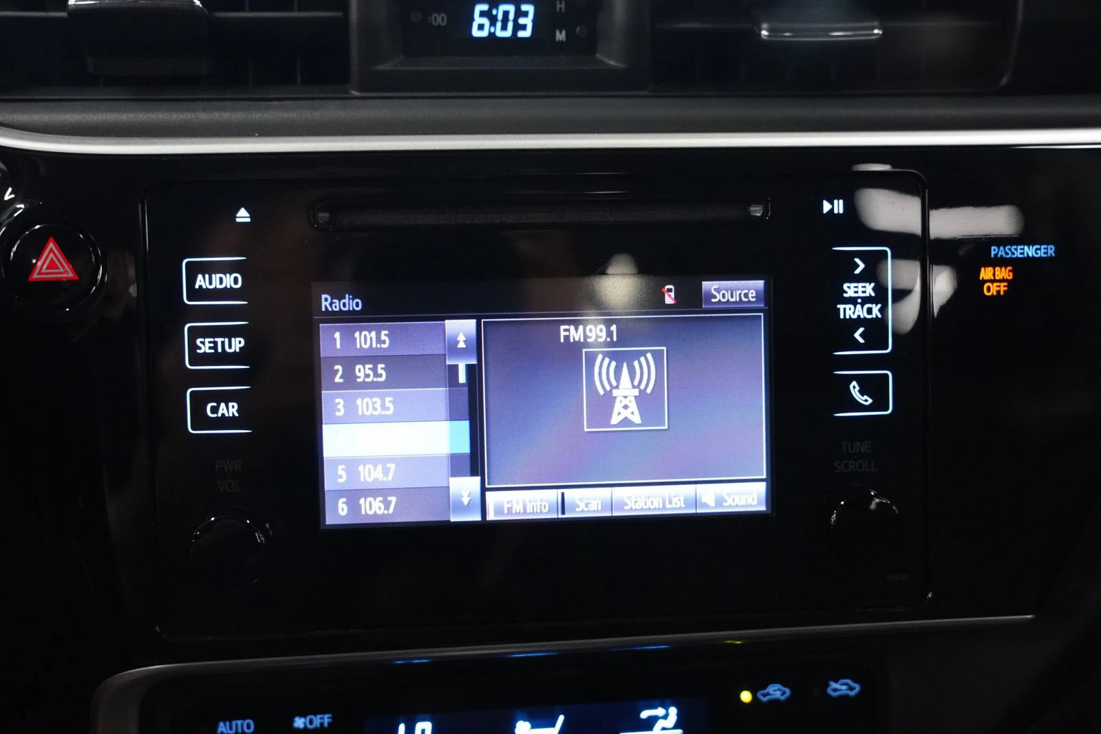 Used 2019 Toyota Corolla LE FWD image 34