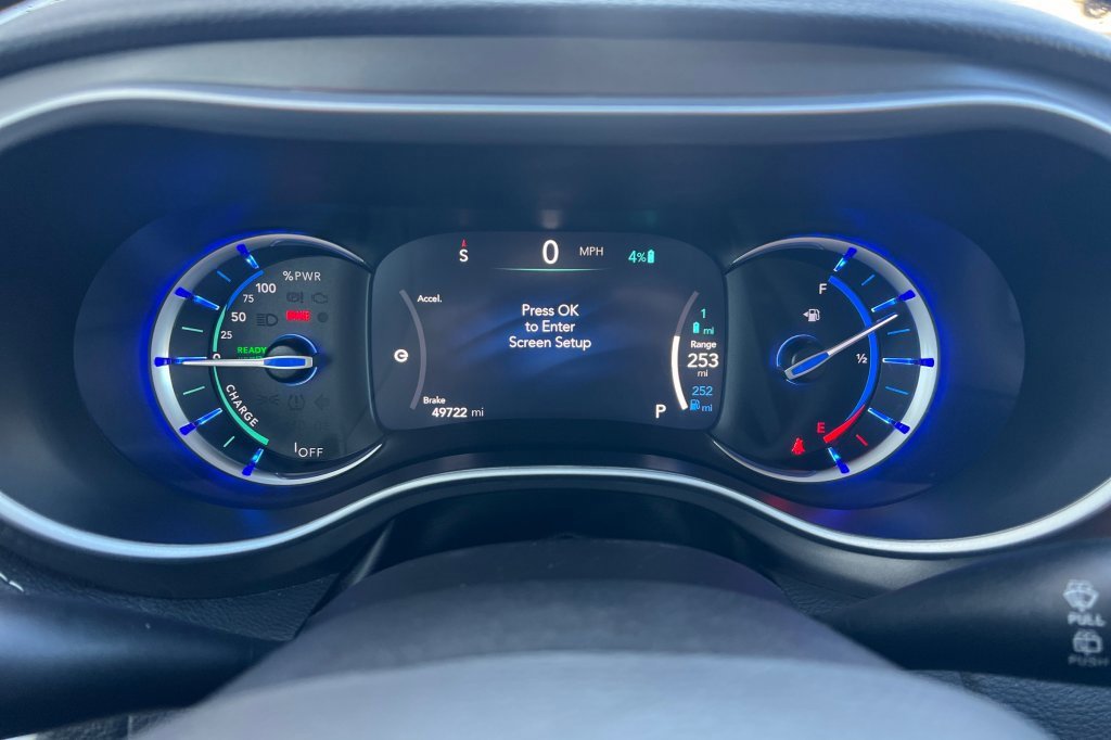 Used 2024 Chrysler Pacifica Select image 23