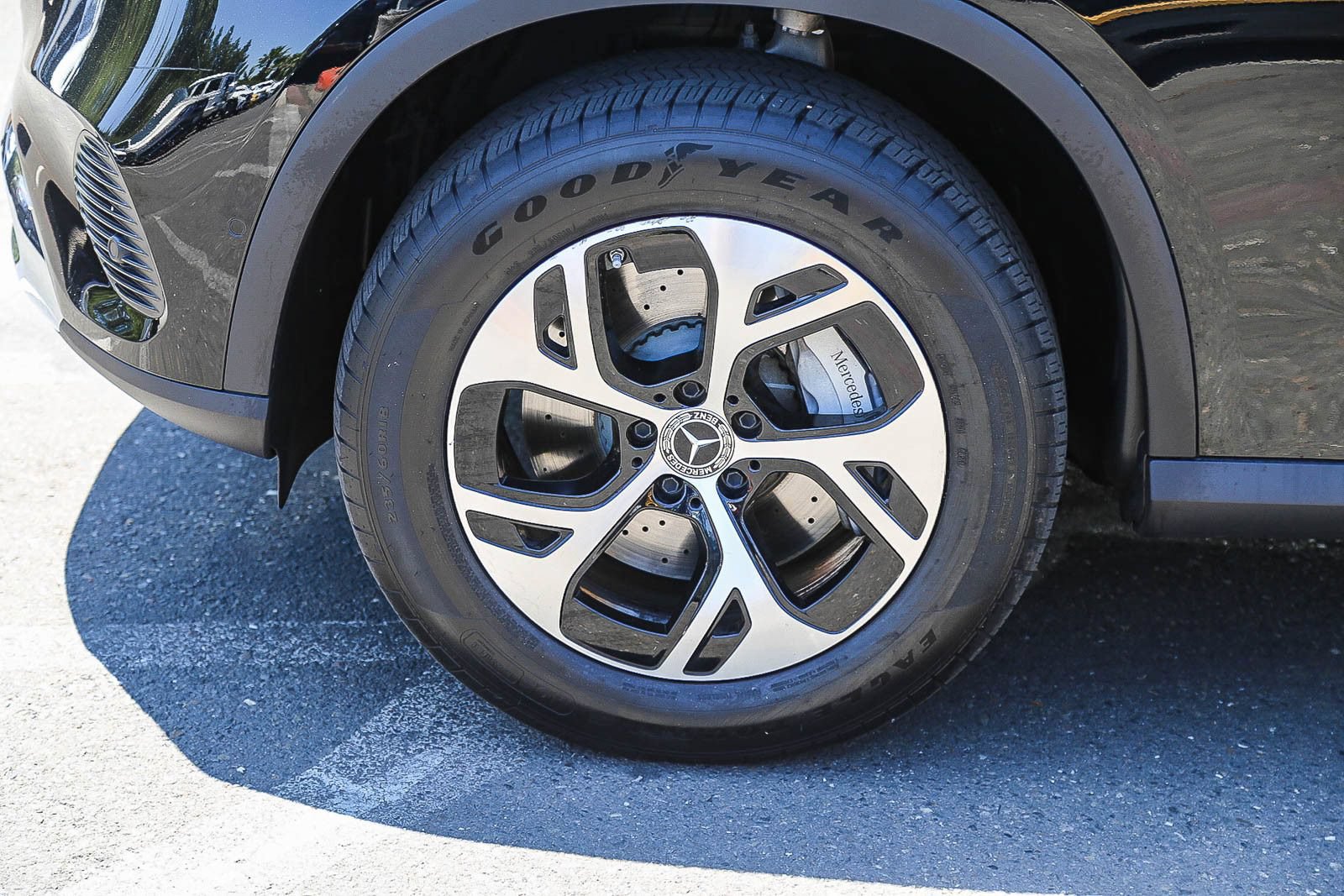 Used 2025 Mercedes-Benz GLC 350e 4MATIC image 9