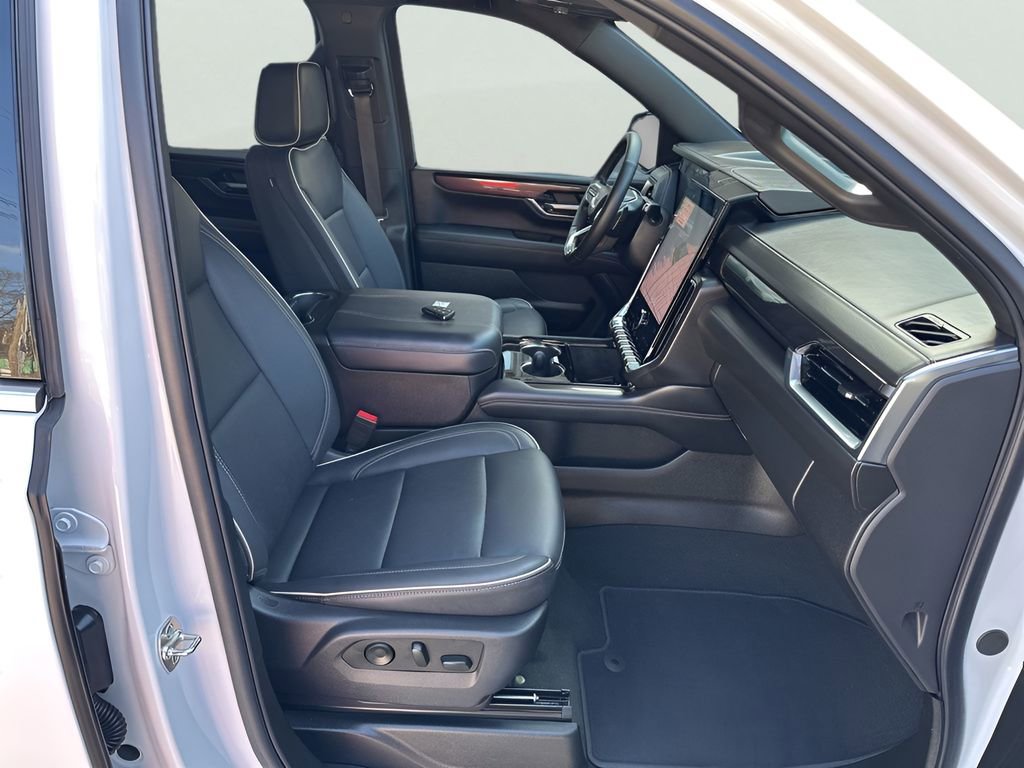 Used 2025 GMC Yukon XL Elevation w/ LPO, Elevation Black Package AWD/4WD image 25