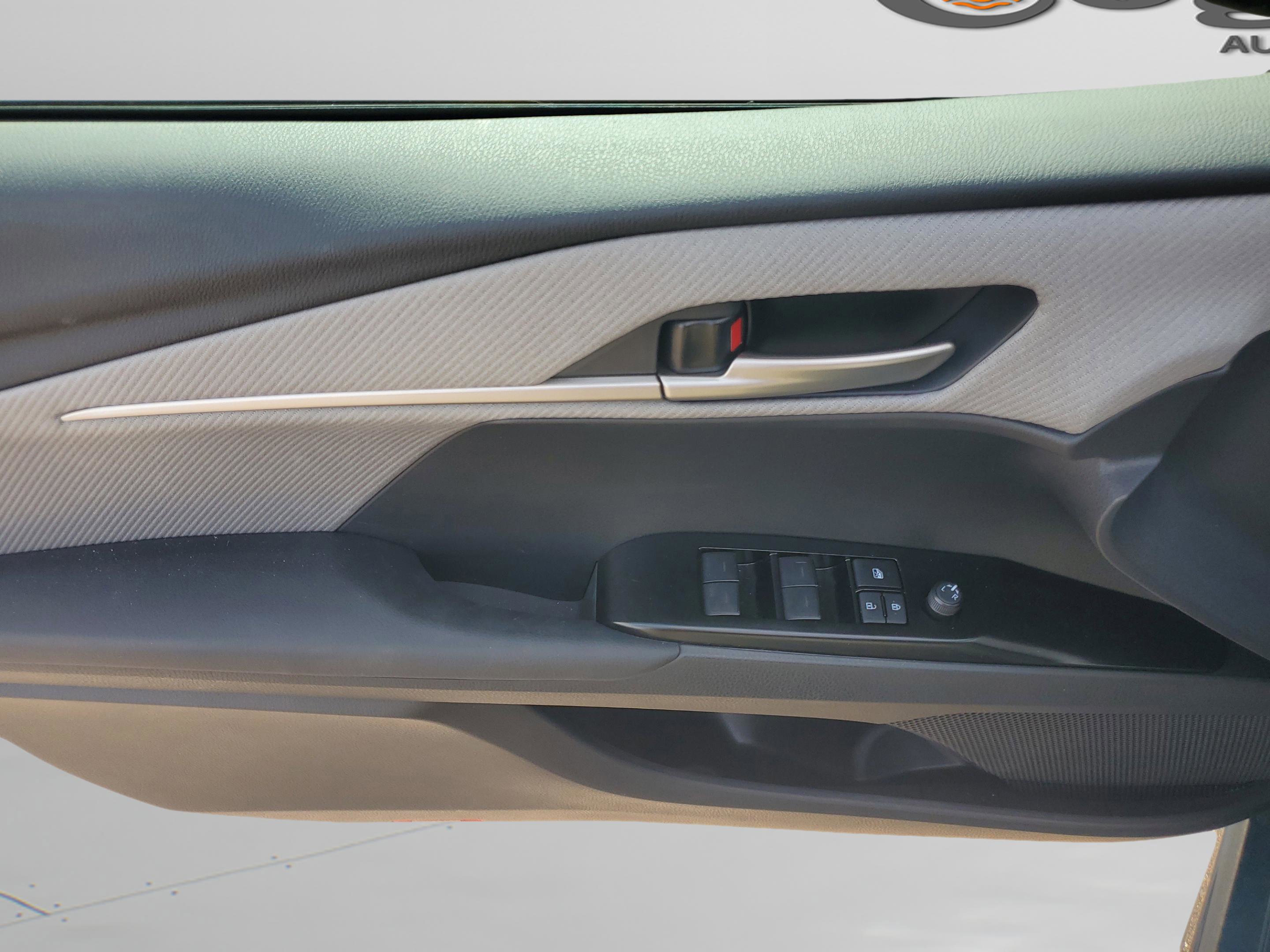 Used 2025 Toyota Camry SE image 25