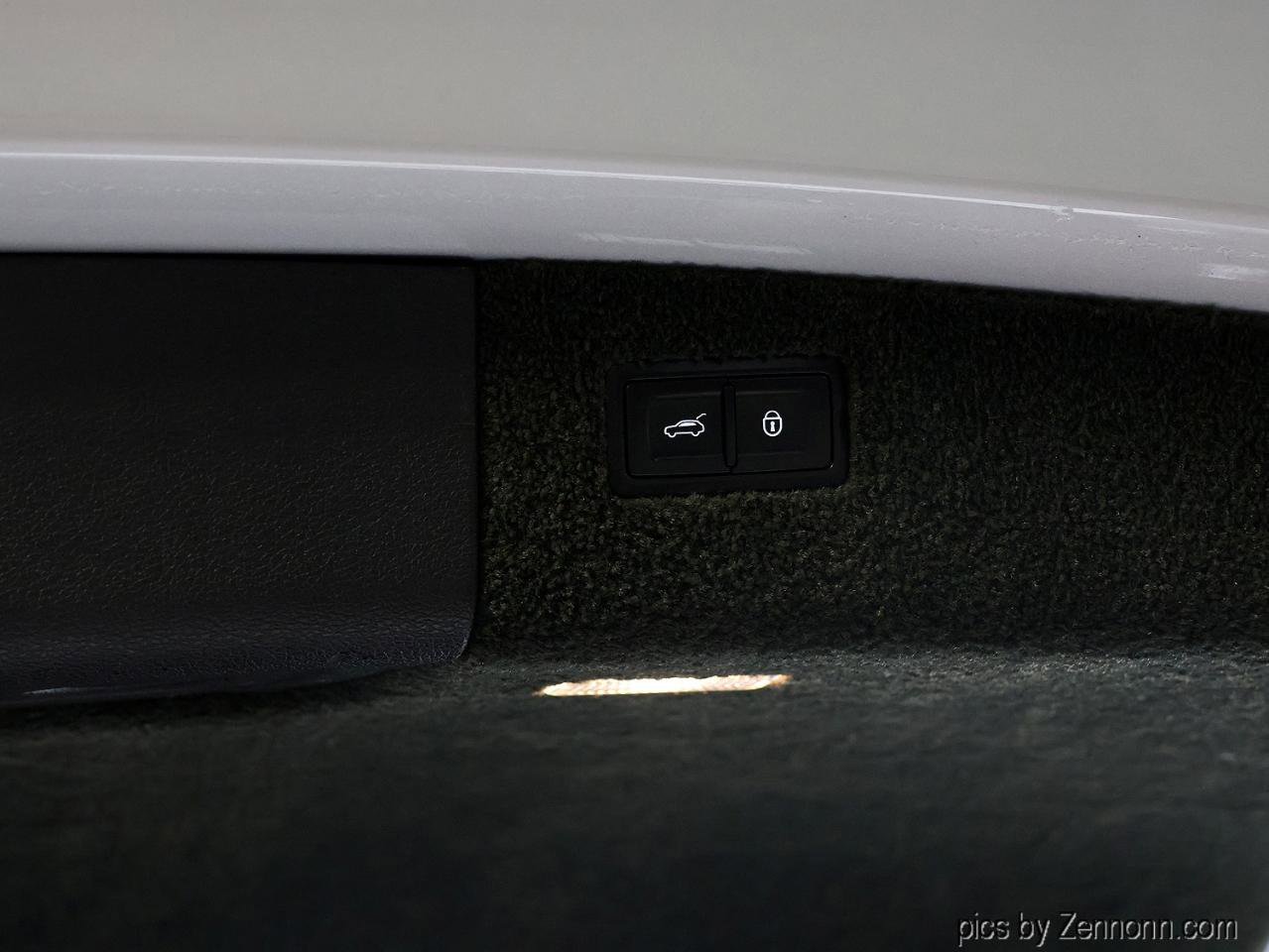 Used 2017 Bentley Bentayga image 38