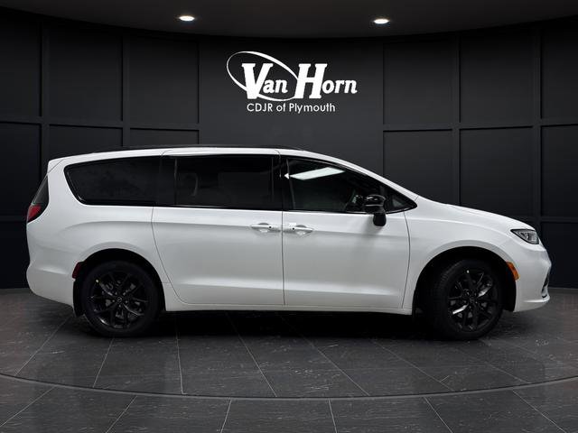 New 2026 Chrysler Pacifica Select w/ S Appearance Package image 2