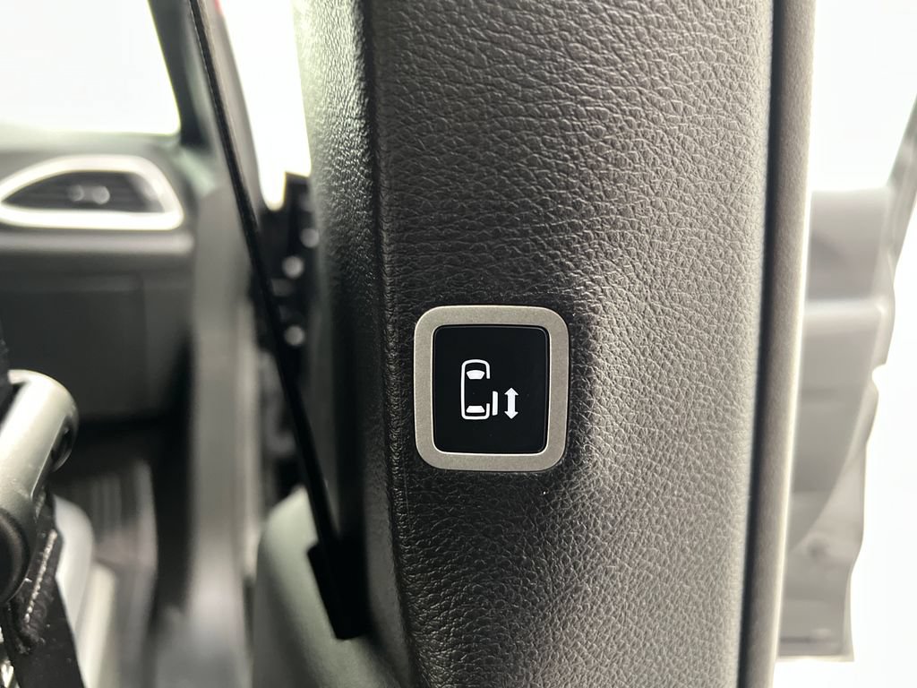 Used 2025 Chrysler Pacifica Select FWD image 33