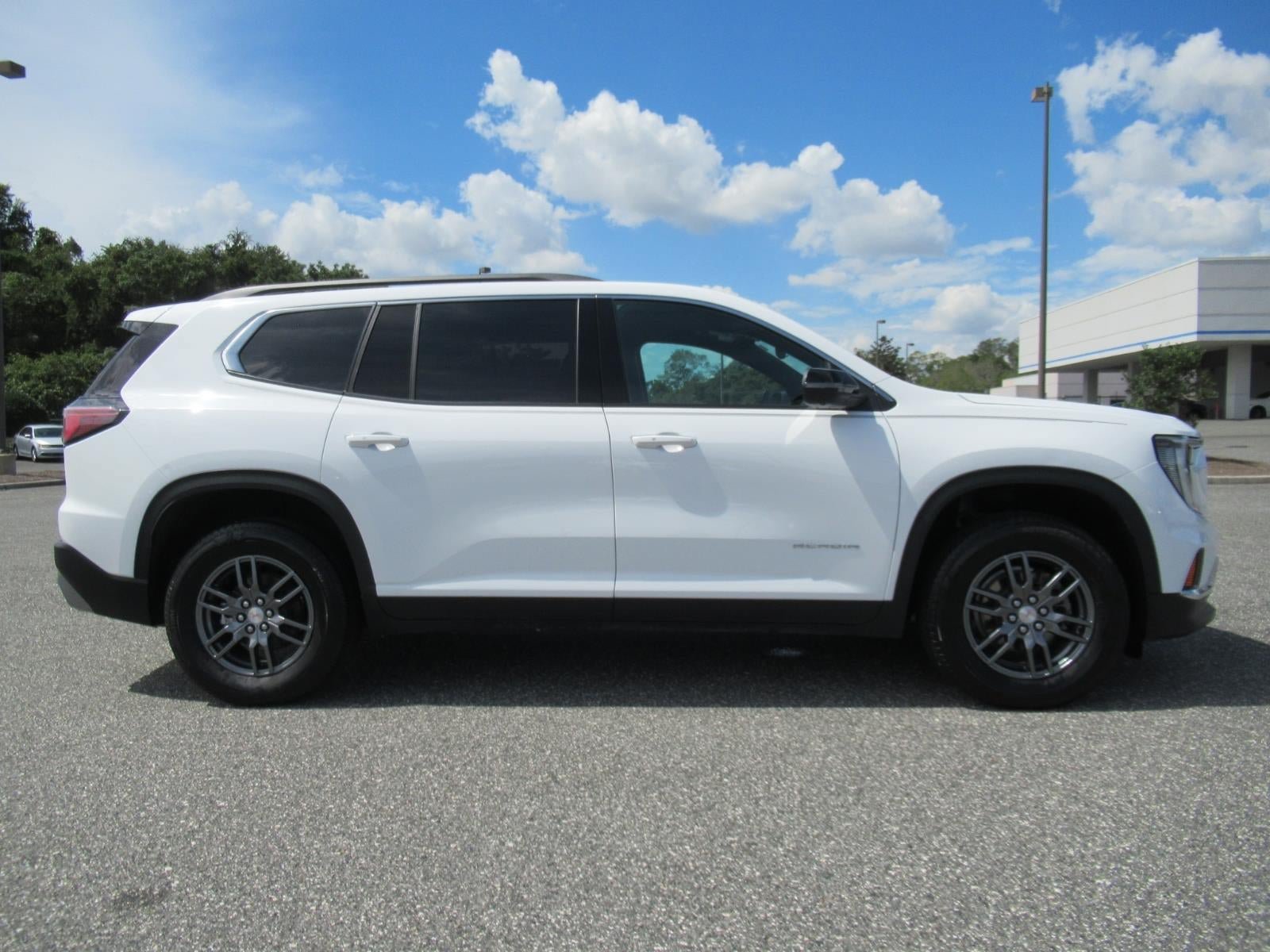 Used 2025 GMC Acadia Elevation FWD image 2
