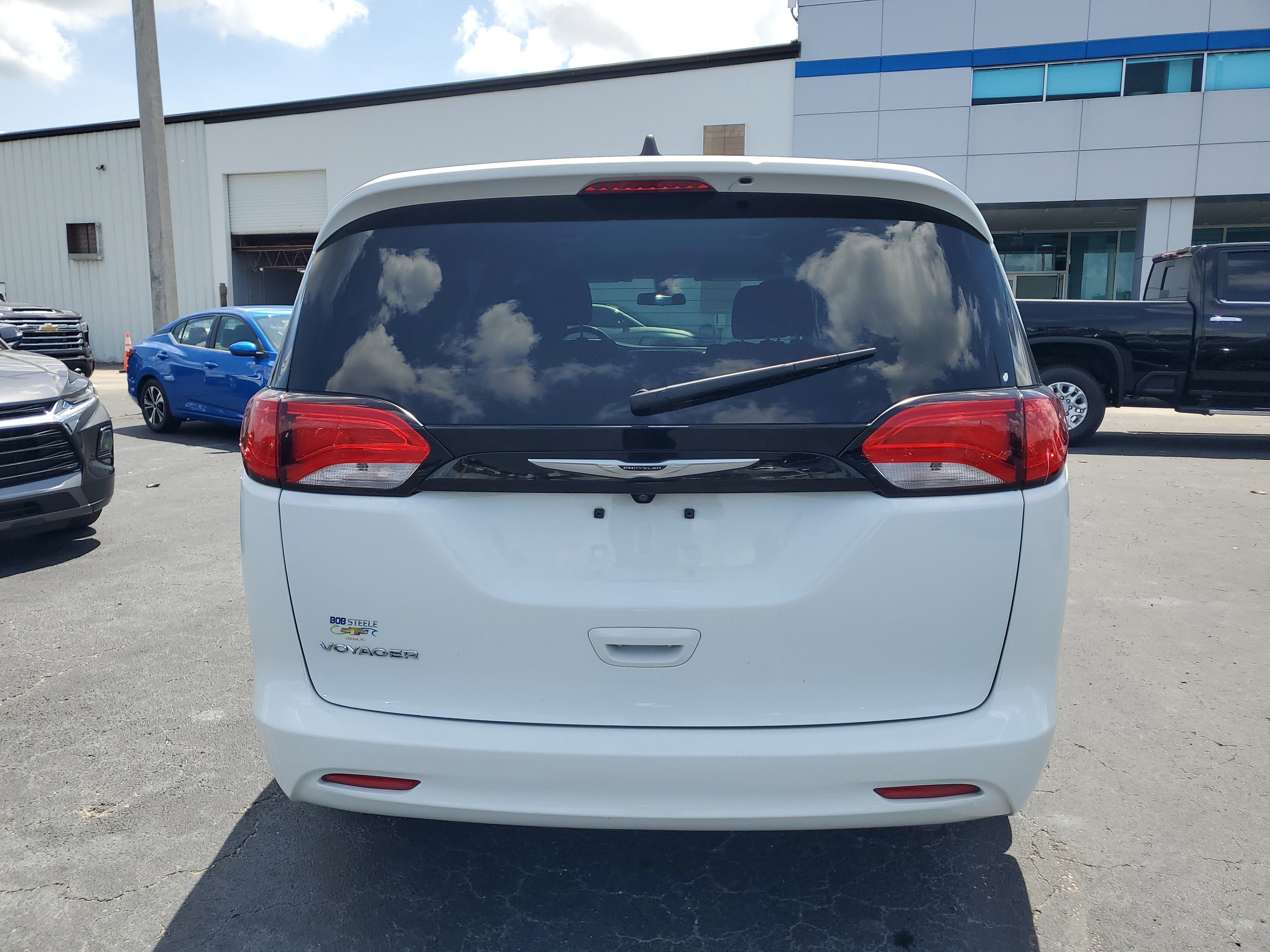 Used 2022 Chrysler Voyager LX image 5