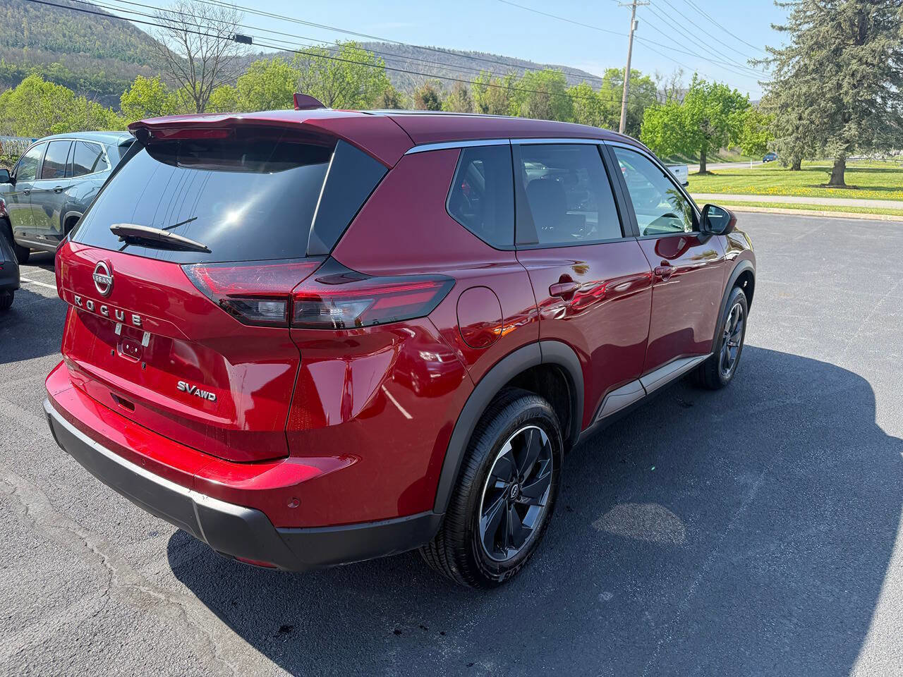 Used 2024 Nissan Rogue SV AWD/4WD image 3