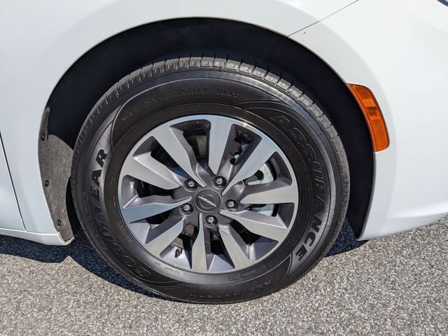 Used 2023 Chrysler Pacifica Touring-L FWD image 15