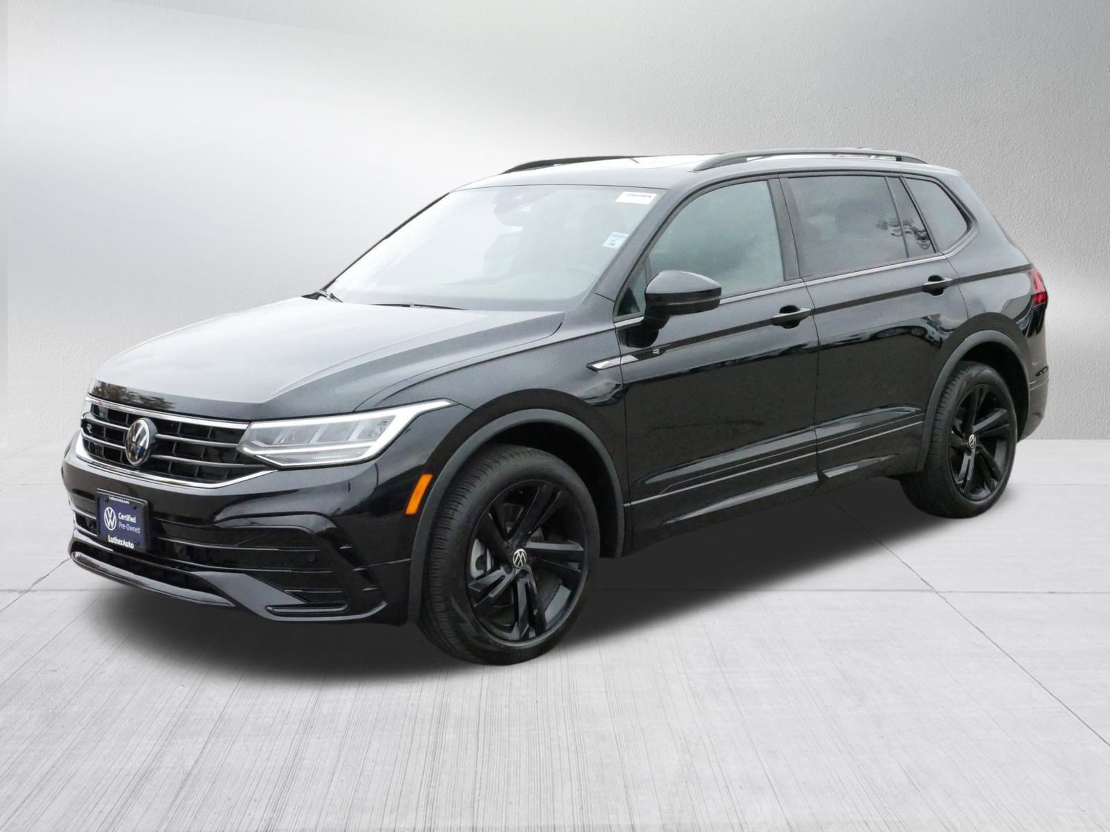 Certified 2024 Volkswagen Tiguan SE R-Line image 3